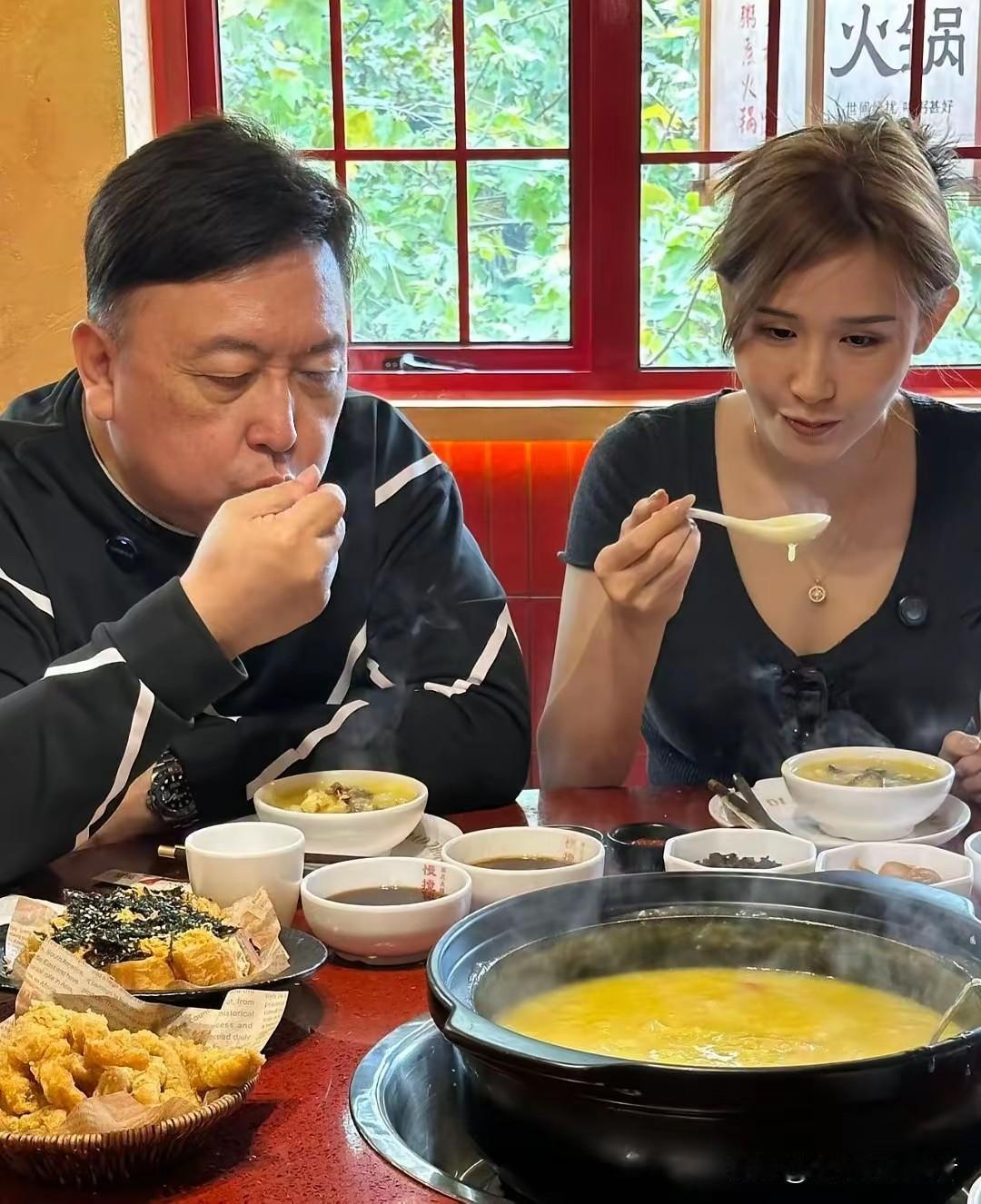 王晶真是在美女堆里变老，如今王晶70岁了，看起来真的一点不老，油光满面。
王晶这