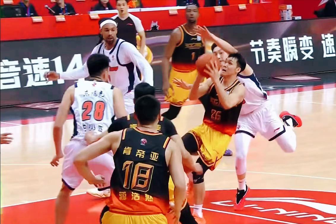 江苏 1 分险胜广东，
吴羽佳绝杀改写战局，
广东末节防守留遗憾。

这场 CB