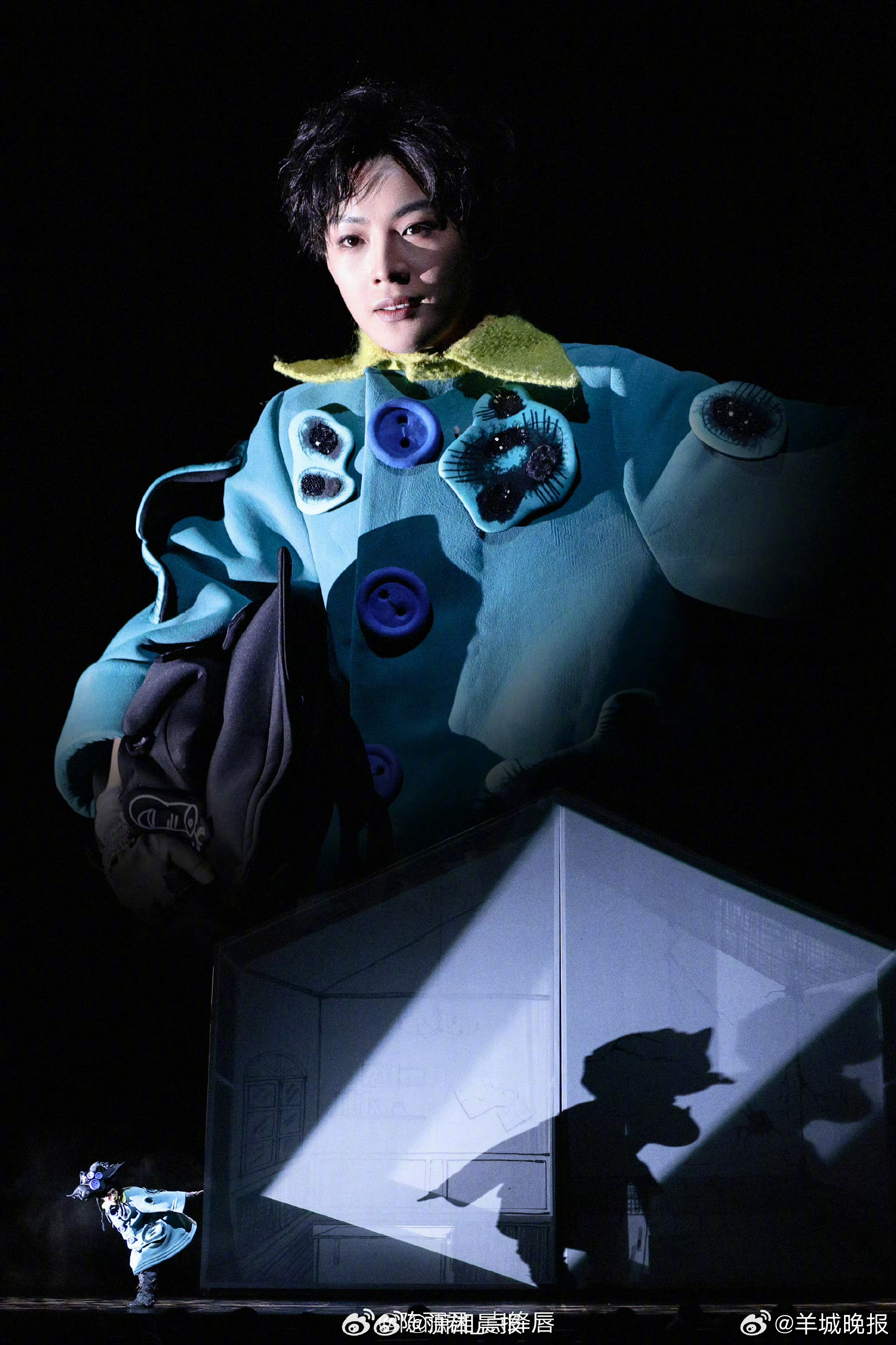 【#陈丽君为演好卡图兰练2个月台词#】近期，陈丽君参演的话剧《枕头人》大获好评。