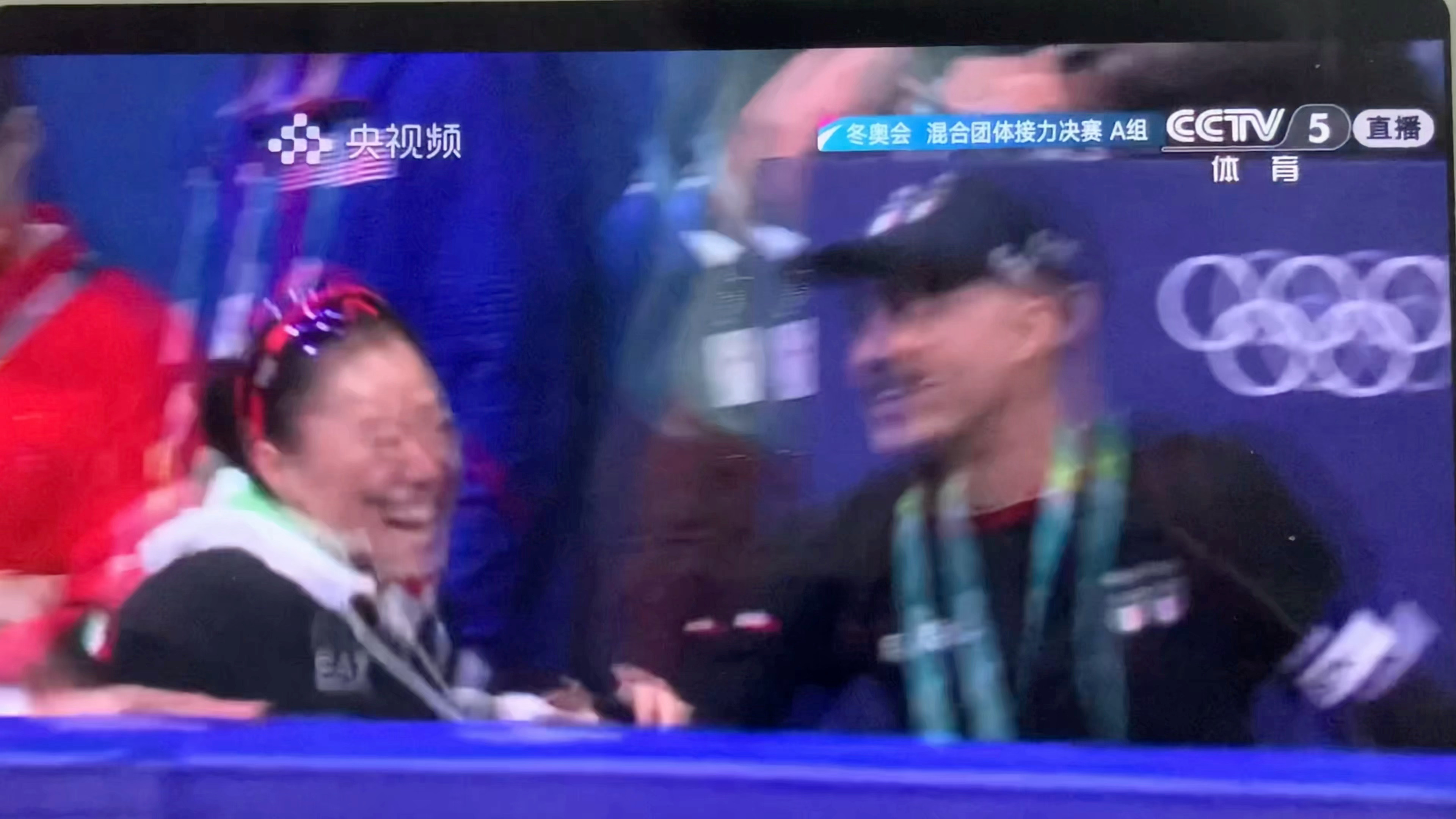 带领意大利队夺金的是中国教练看比赛的时候就觉得这位很亚洲面孔意大利短道混接金牌｜