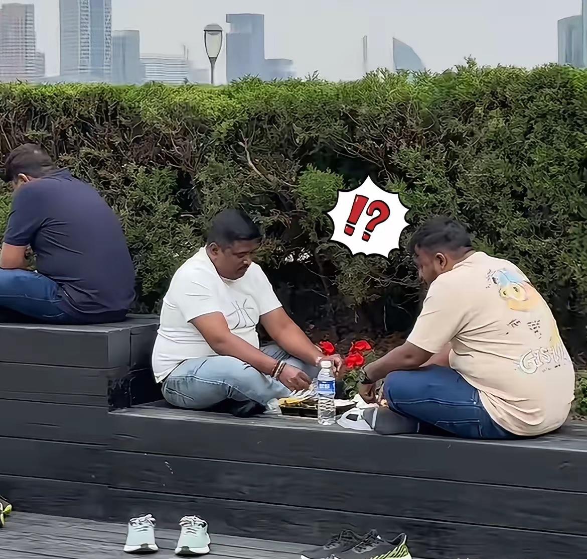 大批印度人来中国旅游了！上海外滩观景平台发生了一件让人大跌眼镜的事。

​来旅游