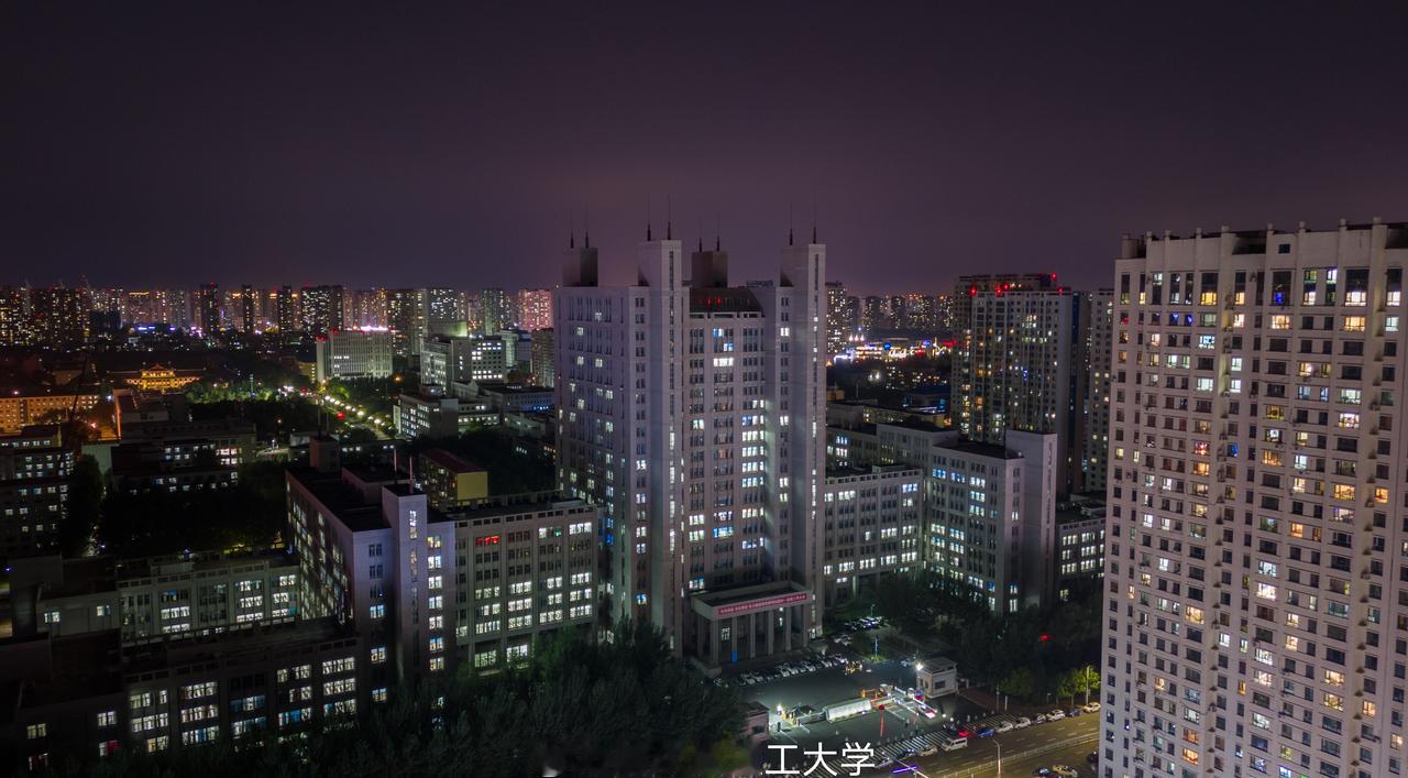 夜色如墨，思绪如织，愿你枕着温柔入眠，晚安 ​哈尔滨理工大学建校75周年 ​