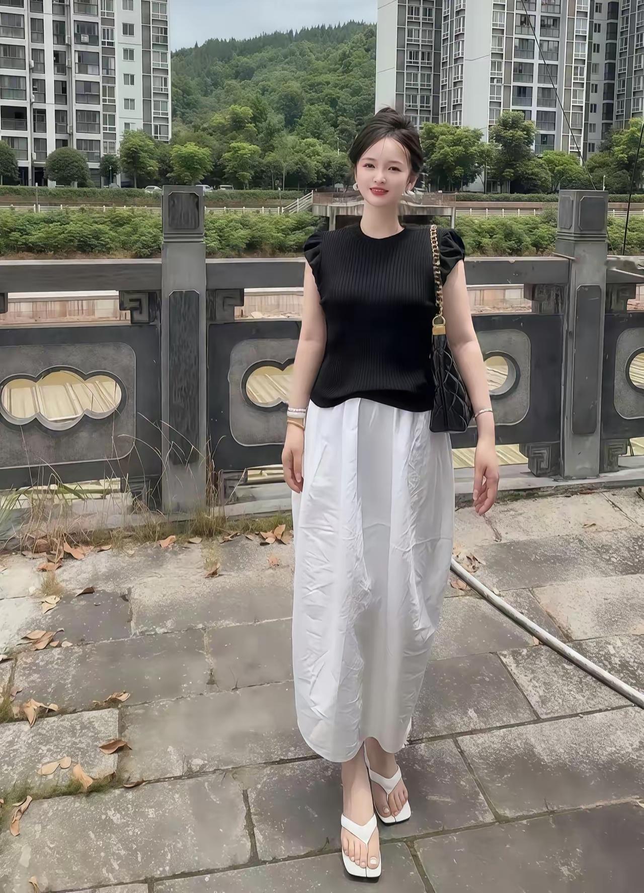 姑娘一位猜猜多少岁，看看谁能猜中？