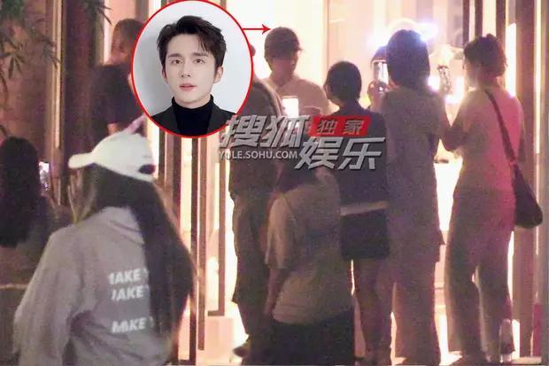 张新成深夜下班跟粉丝打完招呼快速离开路透图 ​​​