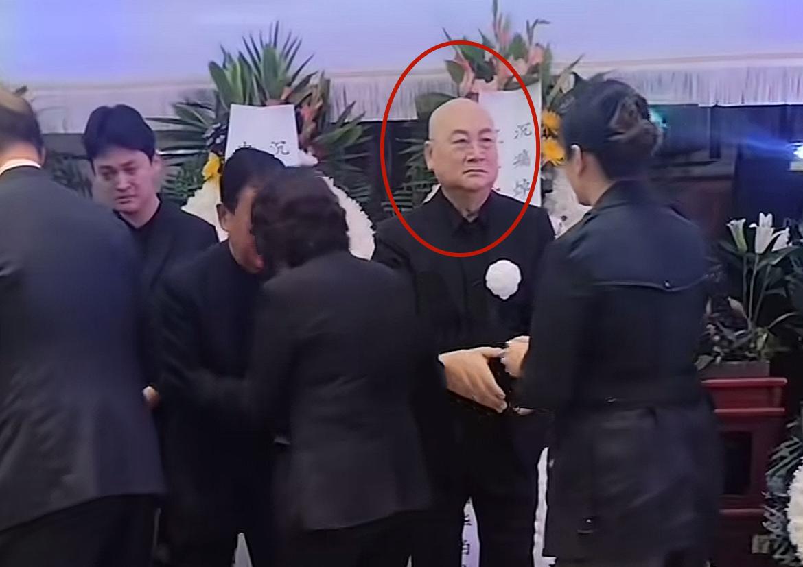 🌙陈丽华追悼会，迟重瑞真的太让人心疼了，这个陪伴了陈丽华36年的男人，在那天卸