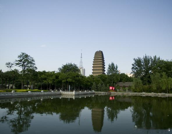 【小雁塔】小雁塔环境清幽，风景优美，“雁塔晨钟”是清代“关中八景”之一。小雁塔塔