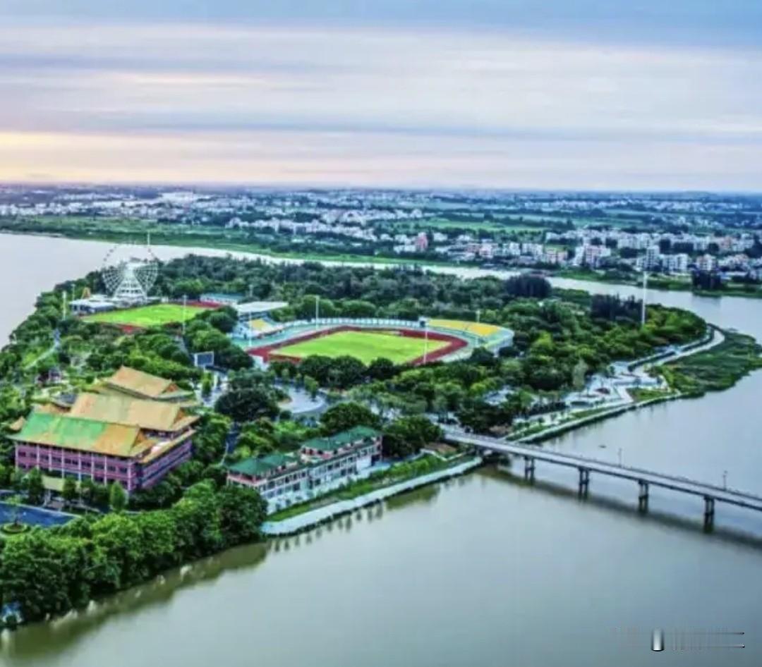 吴川青年队加油！湛江球迷们，赶快去吴川江心岛体育场为吴川青年队加油助威，力助吴川