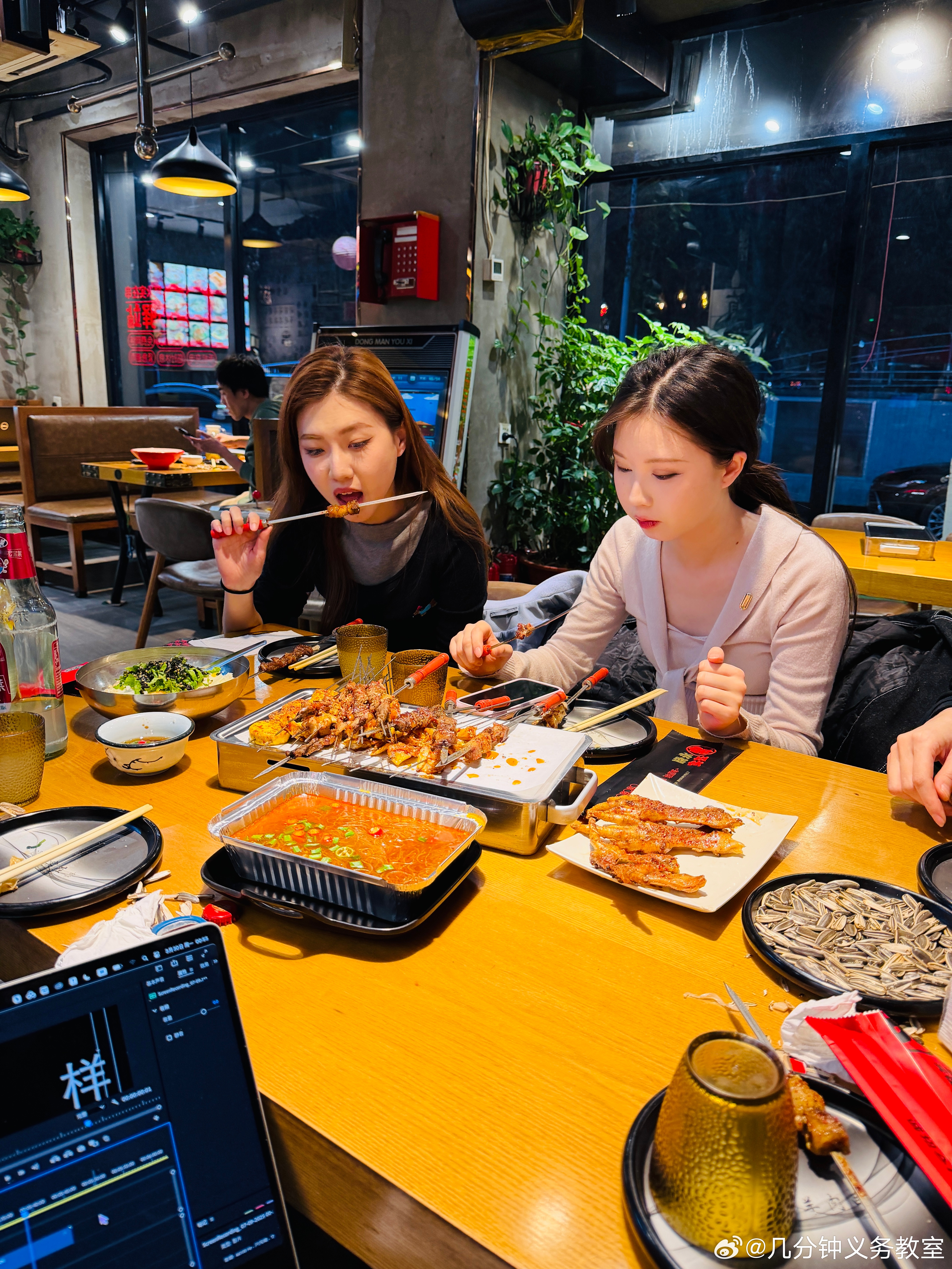 加班结束，来烧烤店拍个镜头，顺便对付一口夜宵