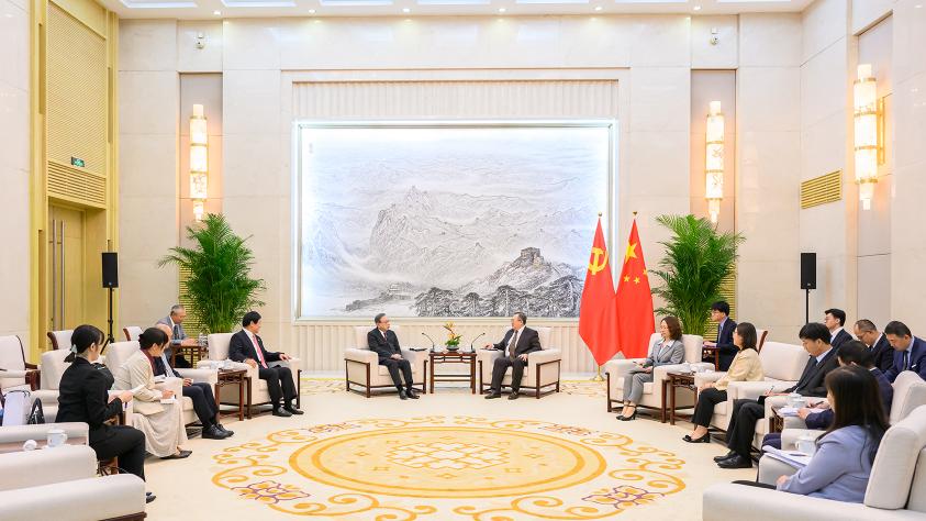 日本前大使都看明白了！中国实力已经逼近超级大国，喊话政府赶紧恢复对华对话！日本政