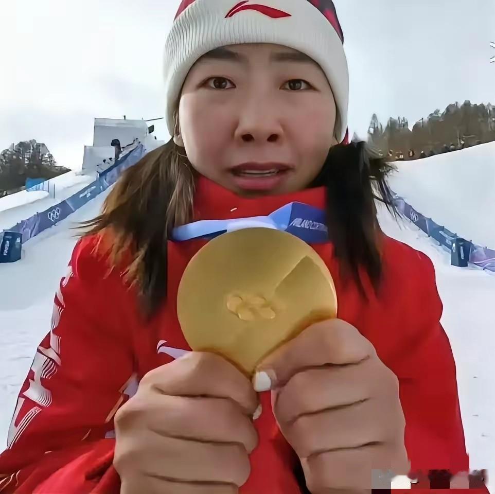 你能想到吗？
徐梦桃获得空中技巧金牌后，
她没有第一时间欢呼庆祝，而是一遍遍向记