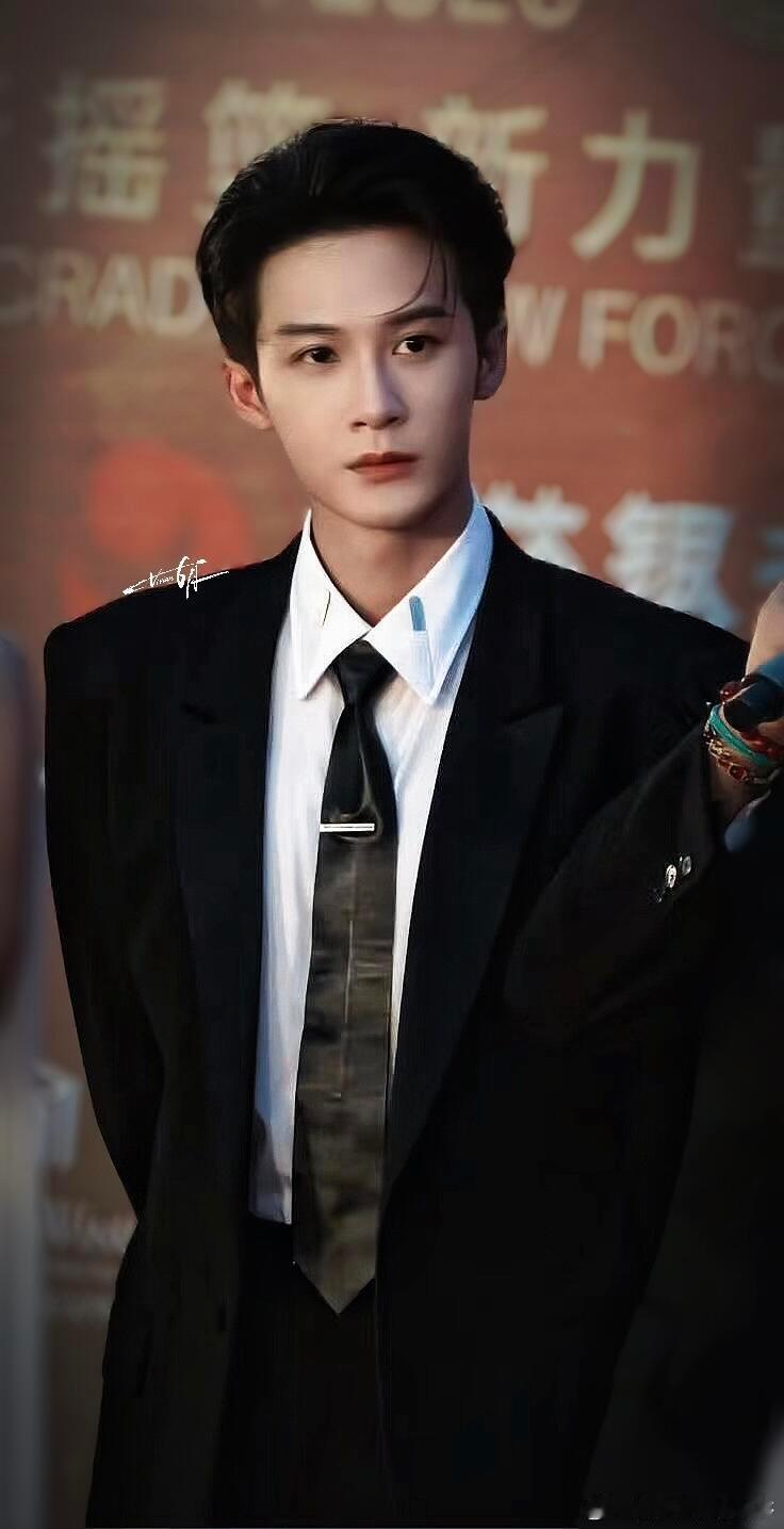 红毯状态好绝每一帧都很有质感 