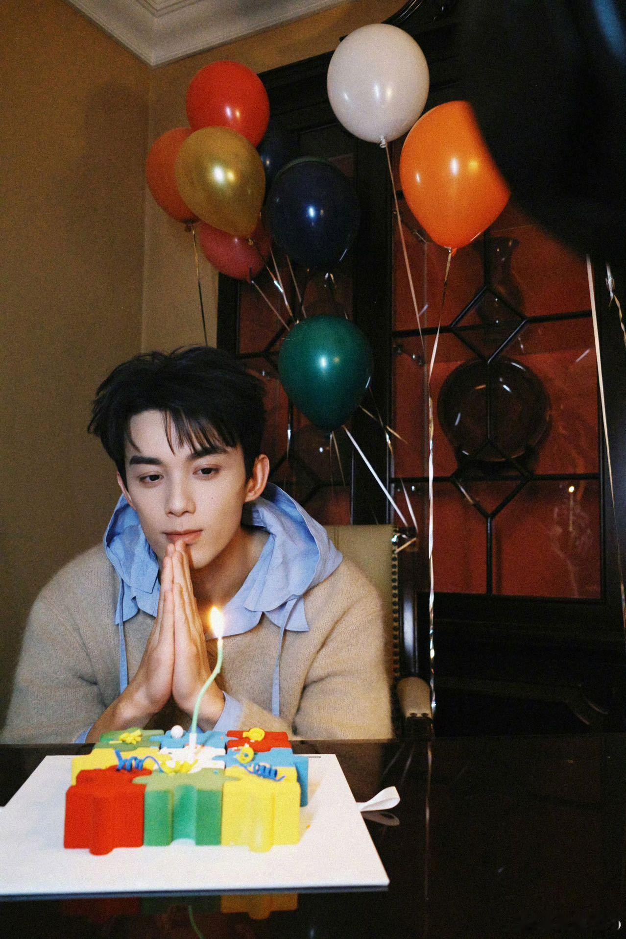 吴磊女友视角代入感 都来看这个女友视角下生日图，谁看了不迷糊啊😍 是在cos香