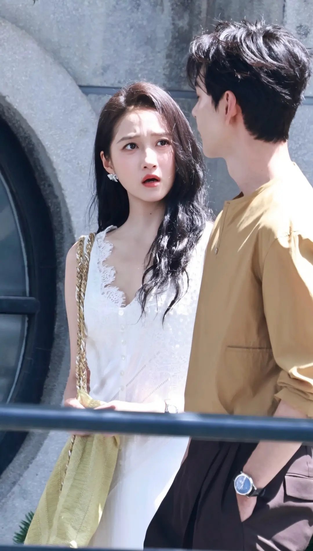 关晓彤好适合明媚的轻熟风，终于被彤姐碰上一个好妆造的都市剧！！彤姐分手之后！ 状