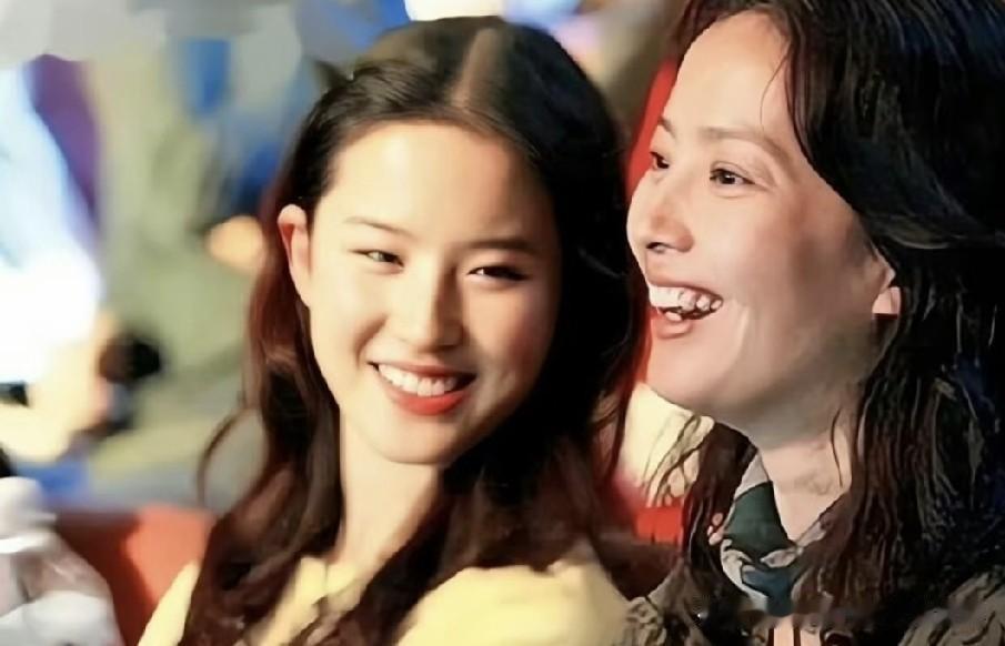 刘亦菲母女都这么出众，良好的家庭气质真的可以代代传承吗？
