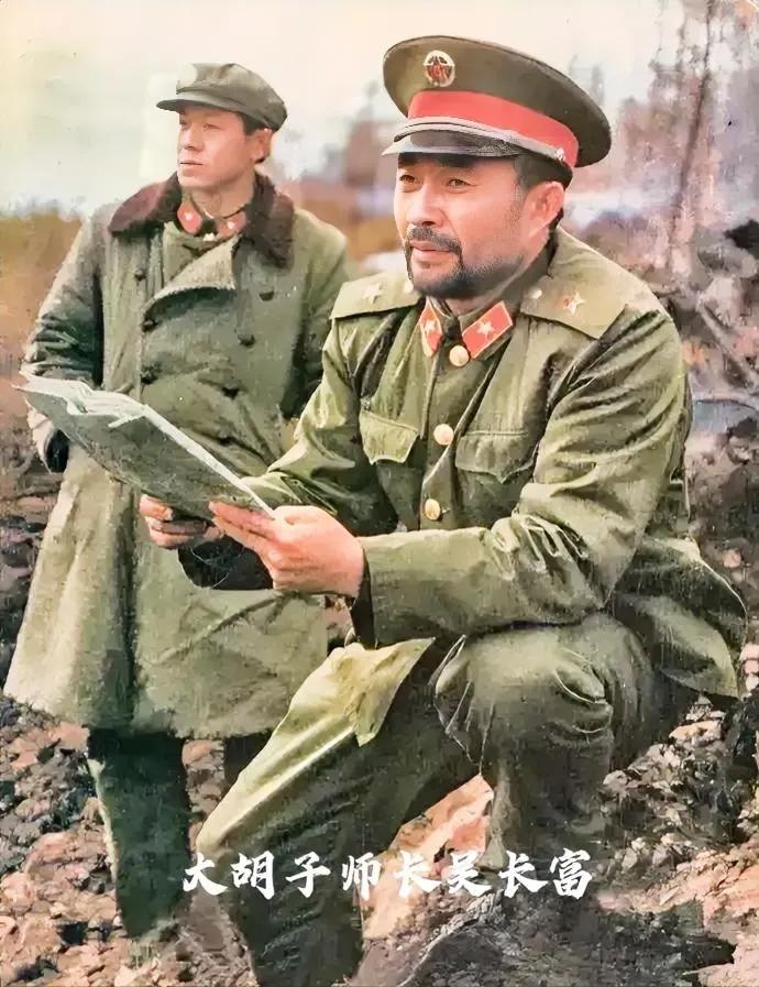 1987年，大兴安岭救灾中，“大胡子师长”，吴长富一张罕见的留影，当时的他正在一