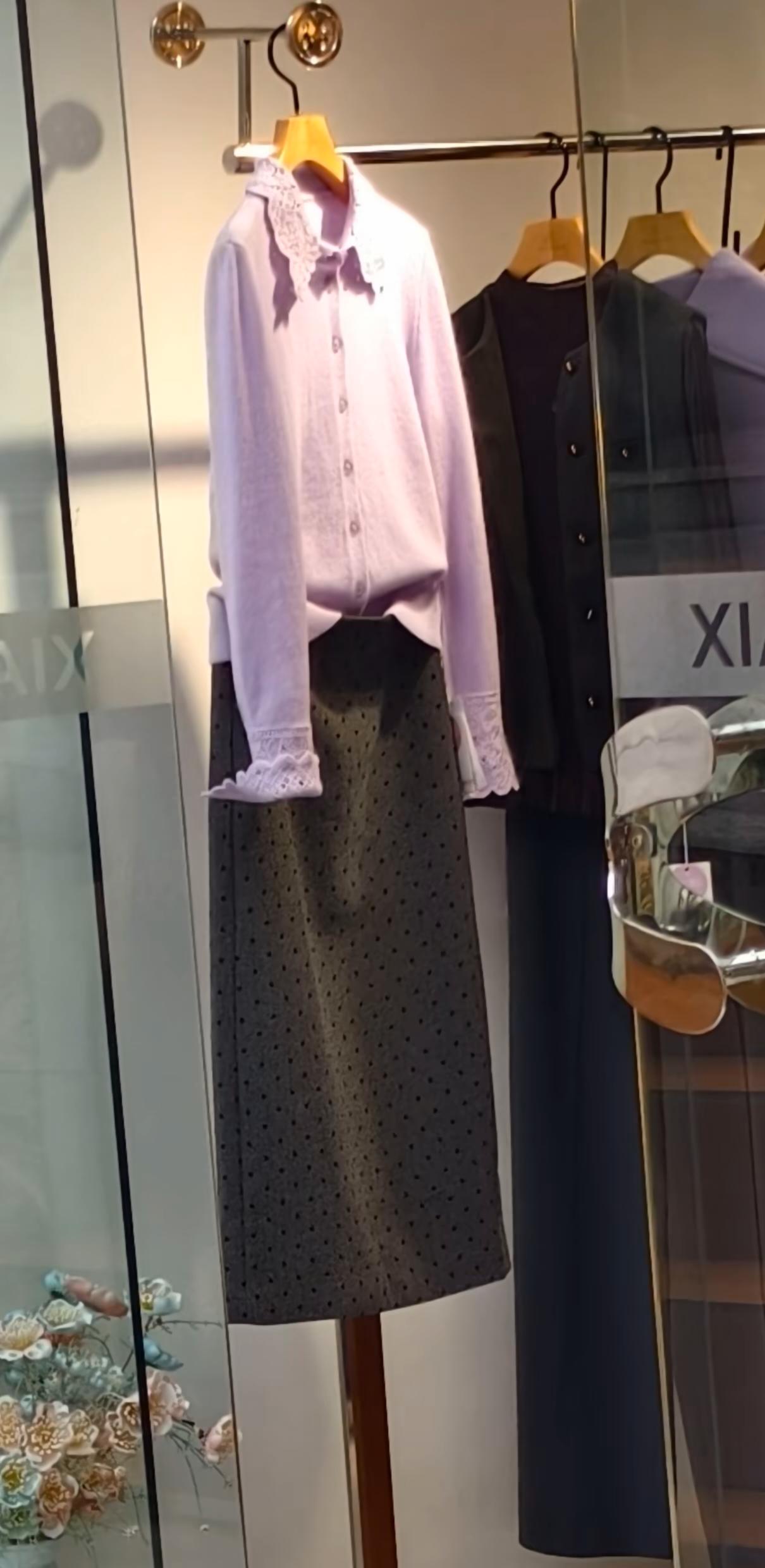 我买了香影这套衣服，在不知名的小县城店里要一千多，不知道值不值？

在外地开服装