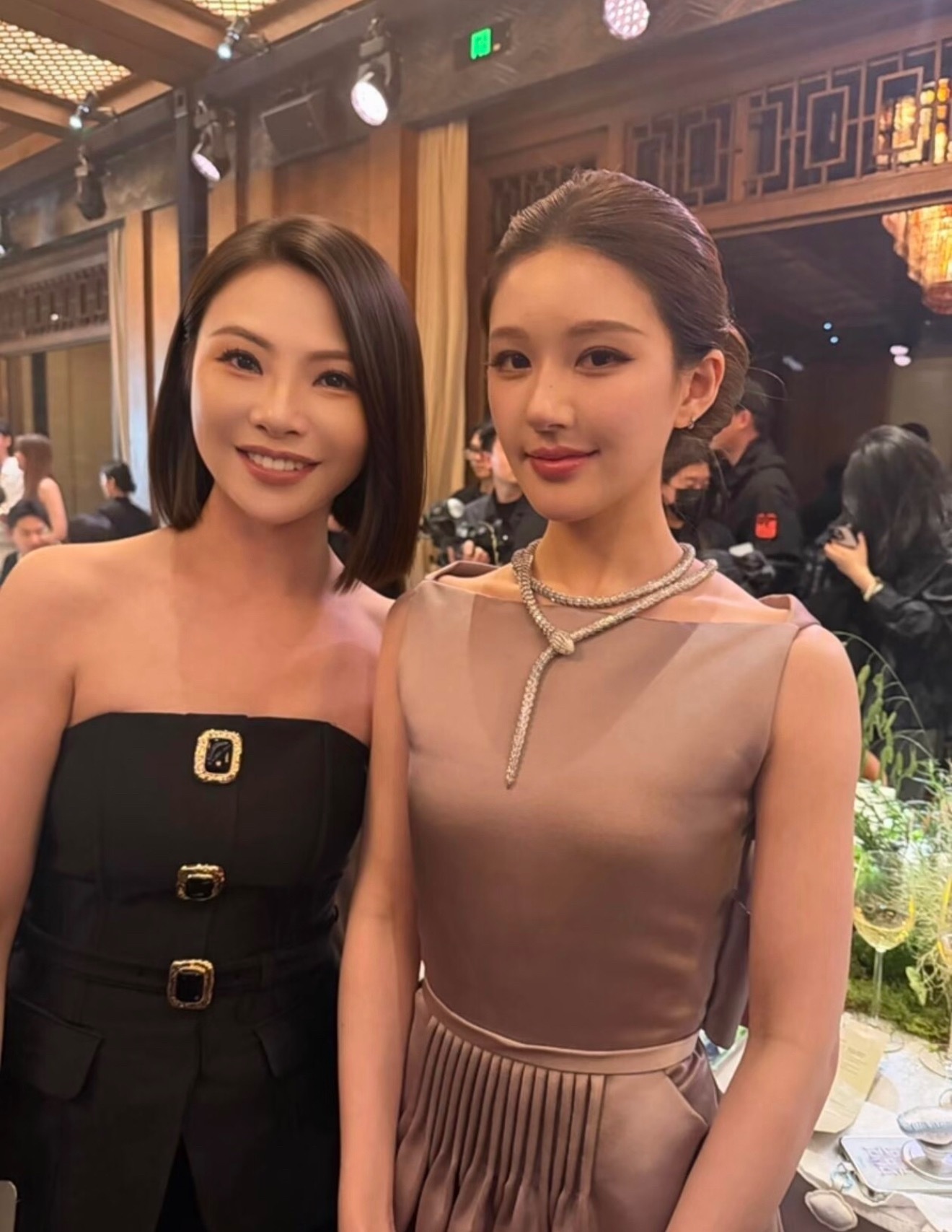 露思内场这套搭项链太贵气了，刘冲好爱，po了好多张哈哈哈，路人合照也好美… 
