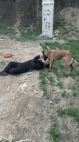 真的太离谱了！男子喝到不省人事倒在地上，胃里翻江倒海吐得满脸都是，自己却睡得死死