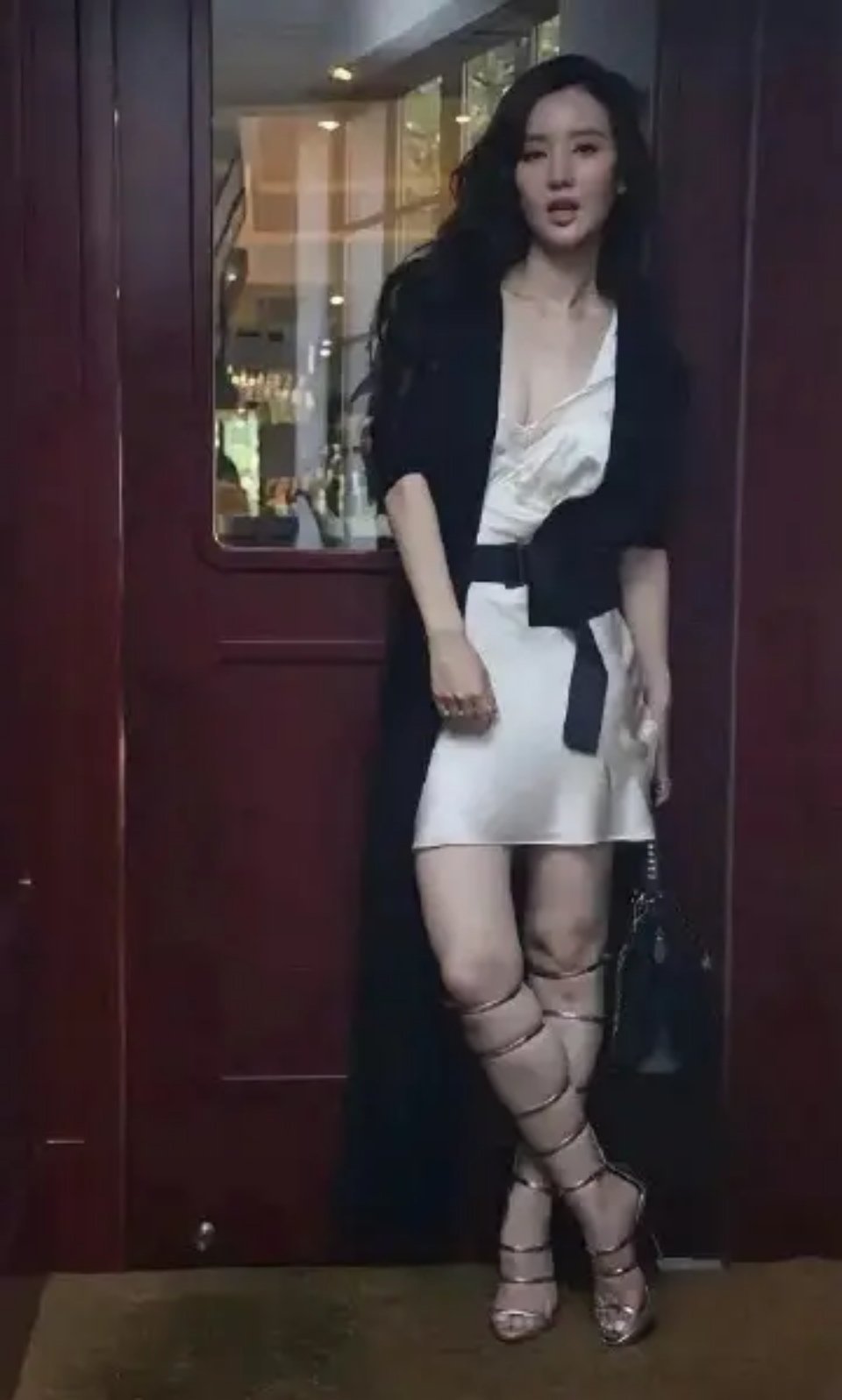 张萌的鞋子是乎有点不合腿啊，鞋带把小腿都勒出了粽子样 