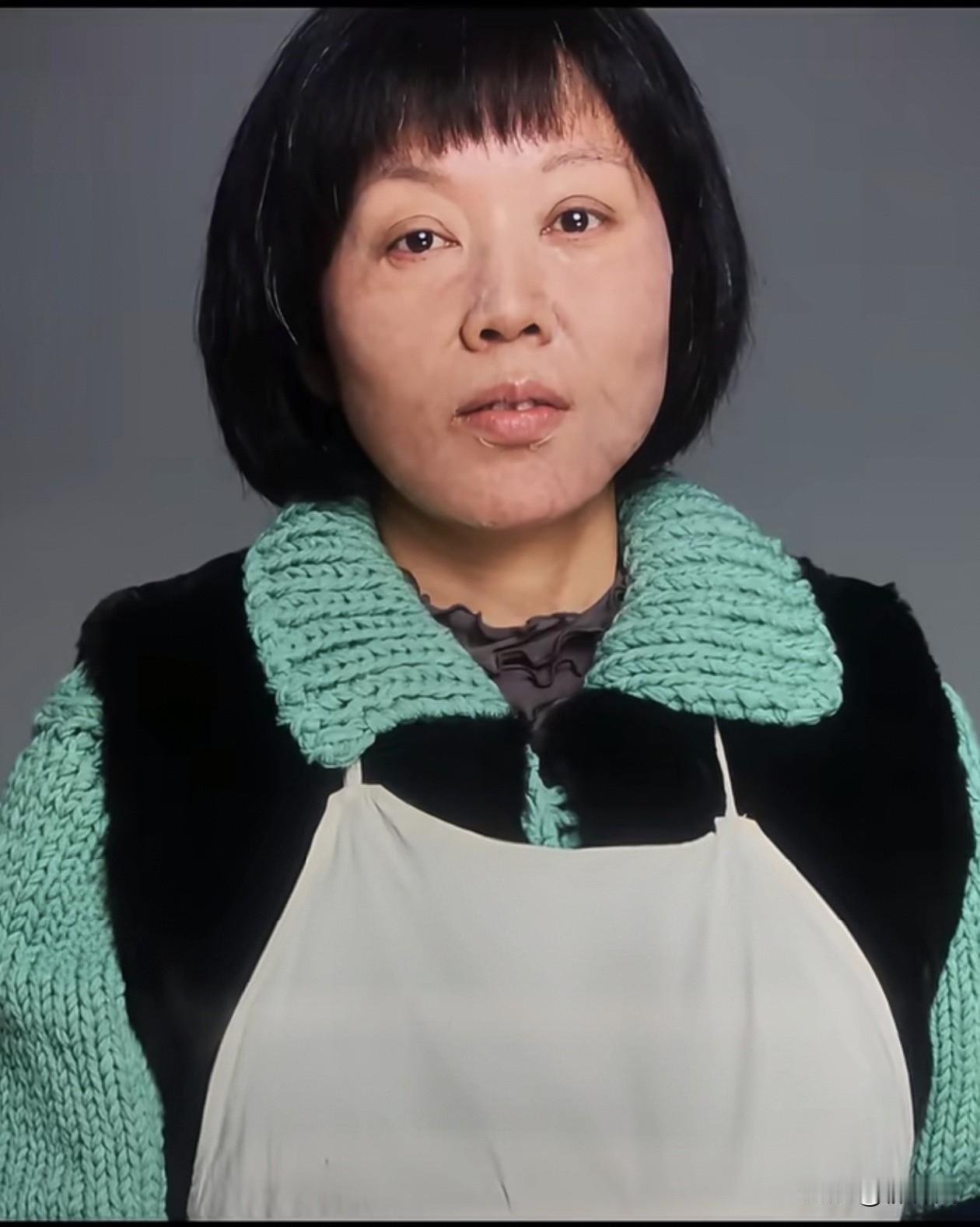 从佟湘玉到反派接生婆，54岁闫妮又火了！

在新电影《三滴血》里，她眼神狠厉，造