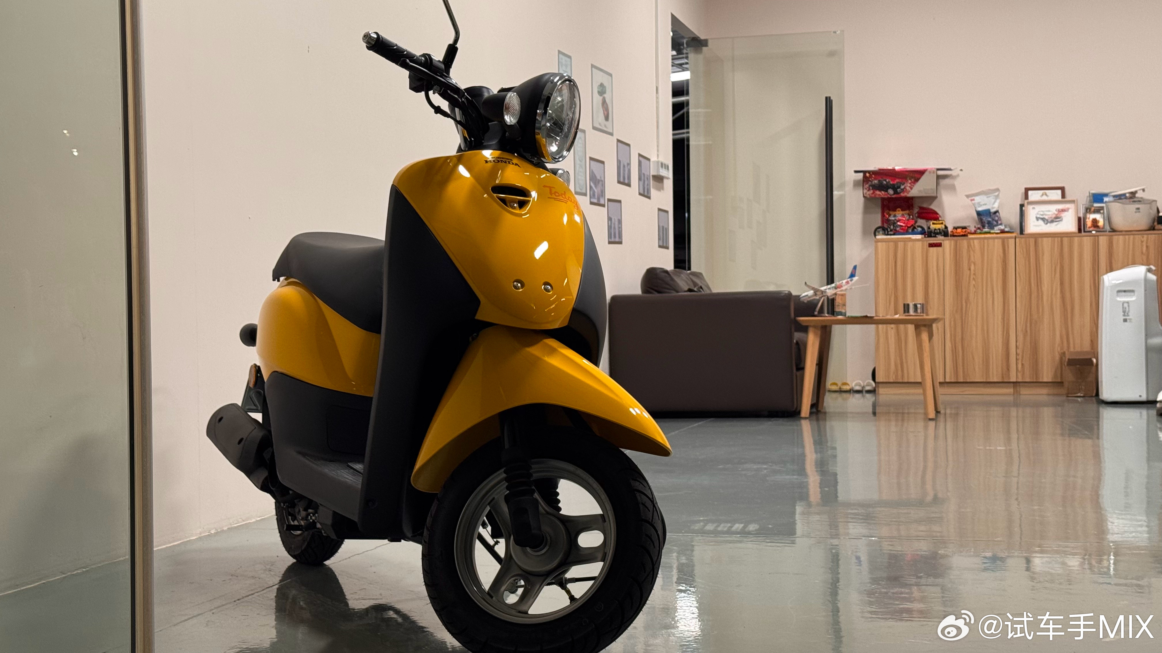 我觉得这台小踏板买得最满足汽油车，有路权，一个人开着很轻松完全没有负担，也不需要