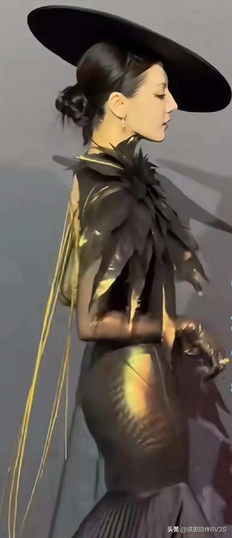 迪丽热巴的侧颜线条真的太优越了！这次的反派造型气场全开，腹部的紧身设计更显霸气，