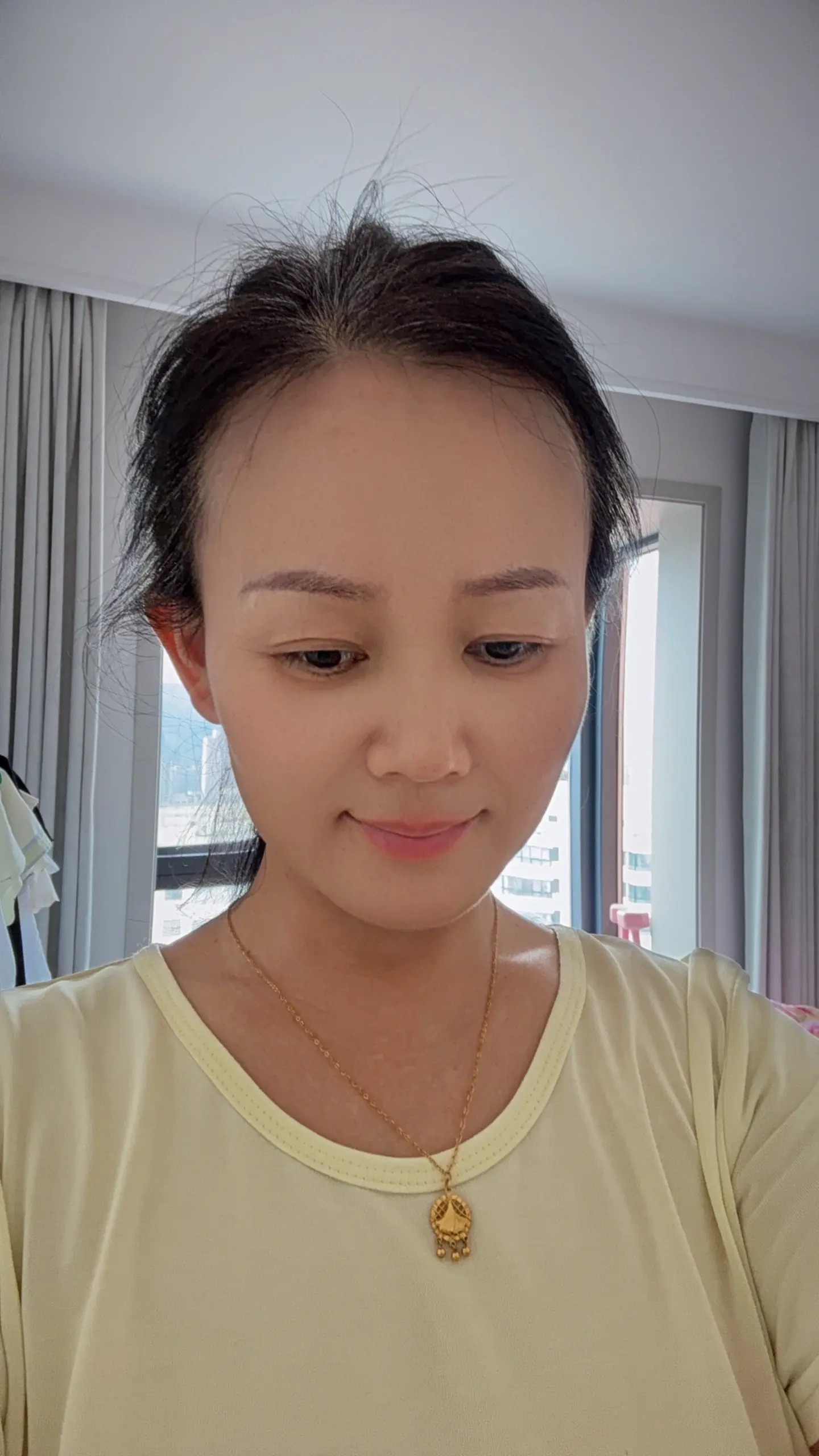 究竟是生活熬白了头，还是青丝败给了生活，四十多岁的年纪，望着这一头白发...