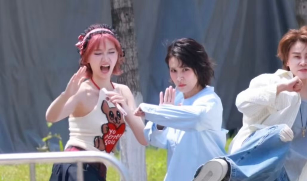 曾沛慈王濛黄灿灿上班路透 曾沛慈王濛黄灿灿上班路透太可爱了！对着粉丝疯狂饭撒，互