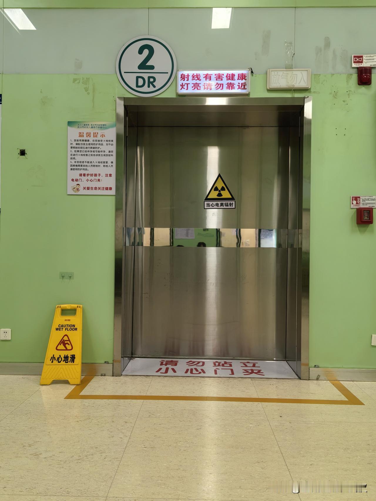 我的宝贝大孙子脖子又扭伤了，老奶奶我心疼啊！

今天从幼儿园接两个孙子，走了不到