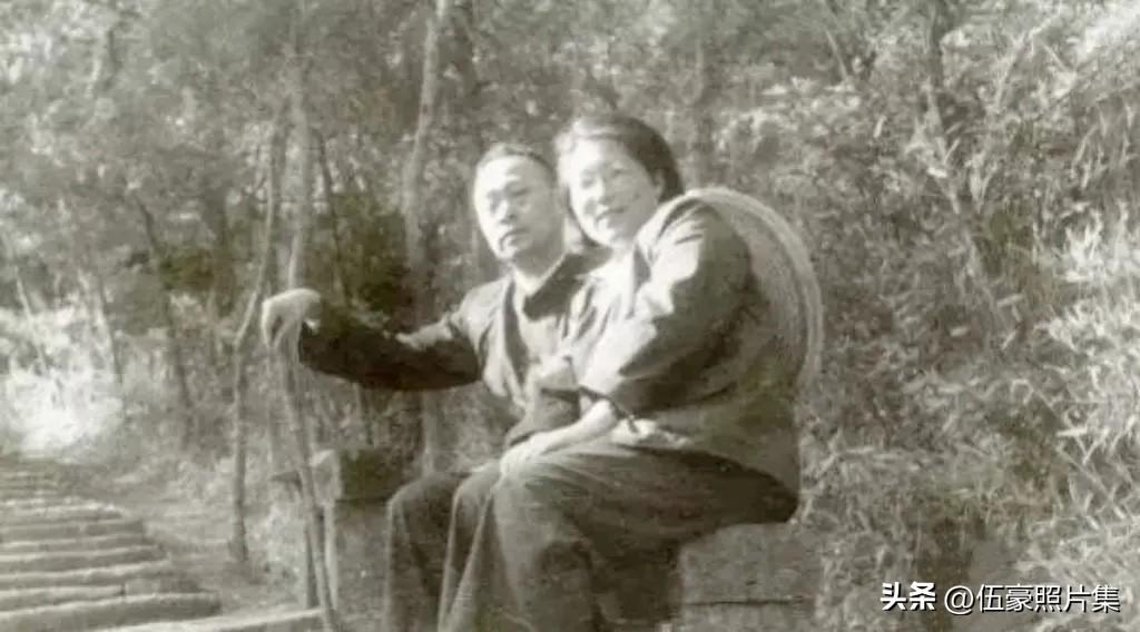 上世纪六十年代，担任军事科学院顾问的周纯全上将与夫人郑坚岩的合影。他们于1940