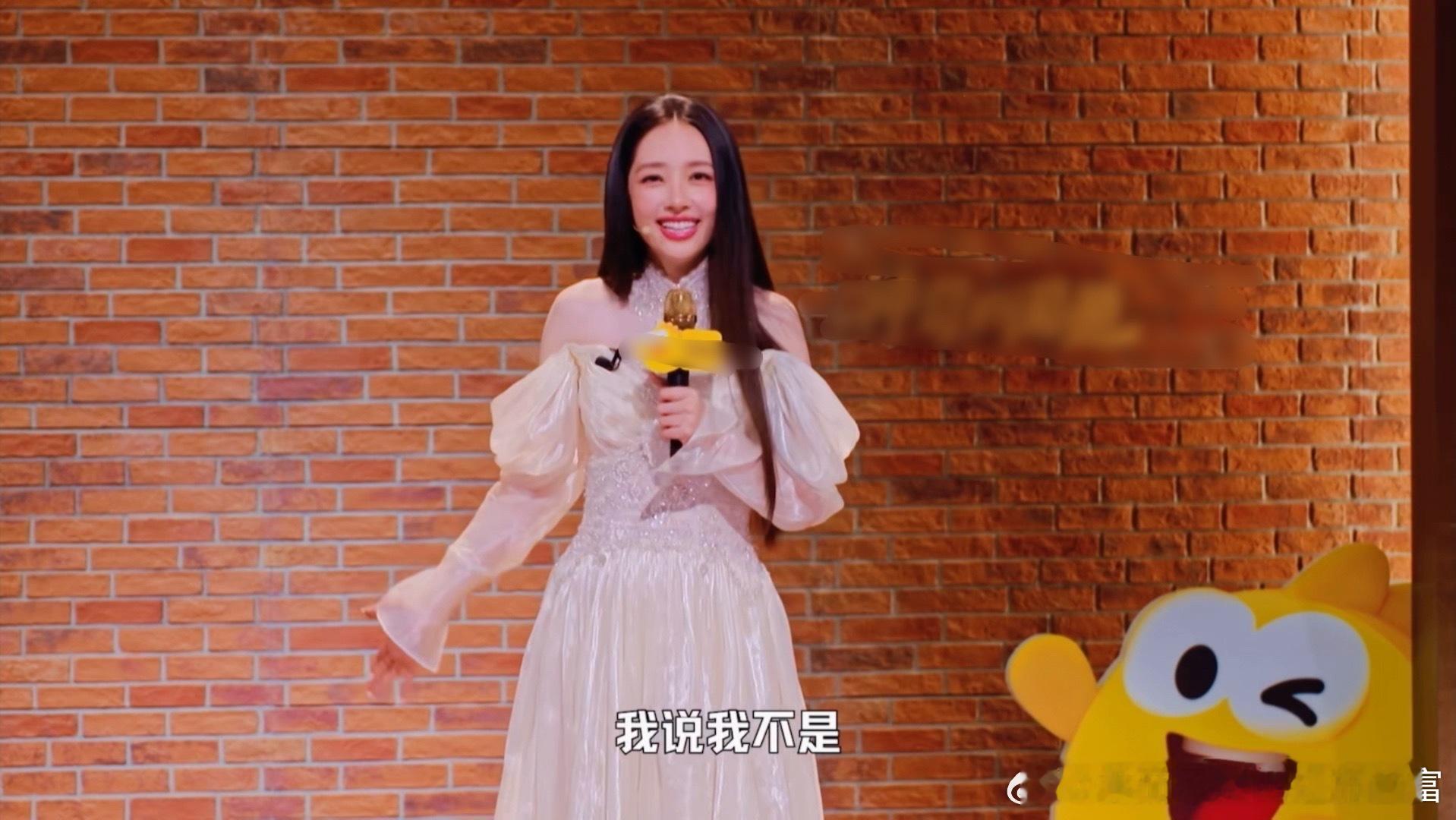 郭碧婷脱口秀首秀封神！温柔仙女一本正经讲梗，家里小动物环绕，被娃认证迪士尼公主，