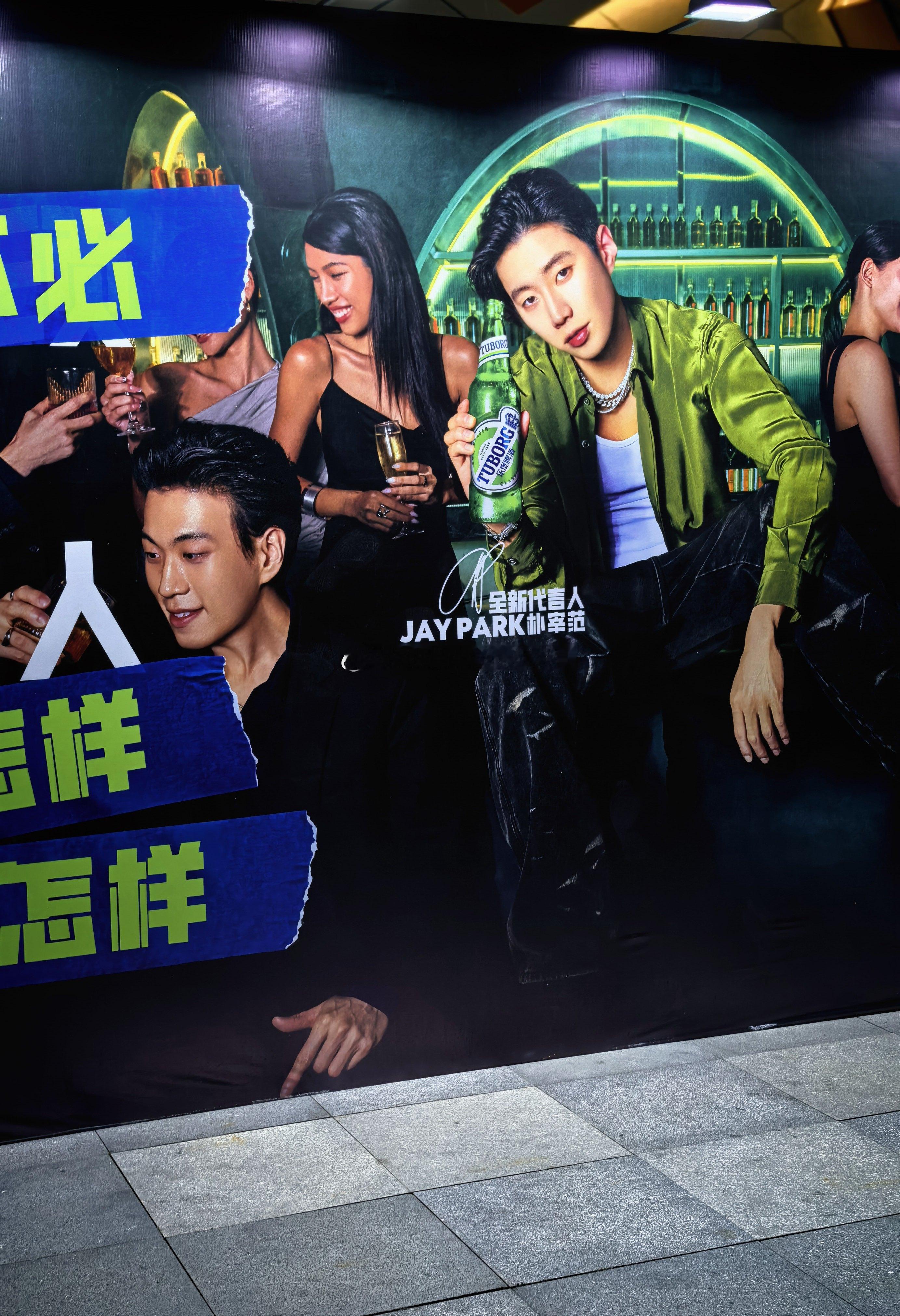 进去喝点还能看男人