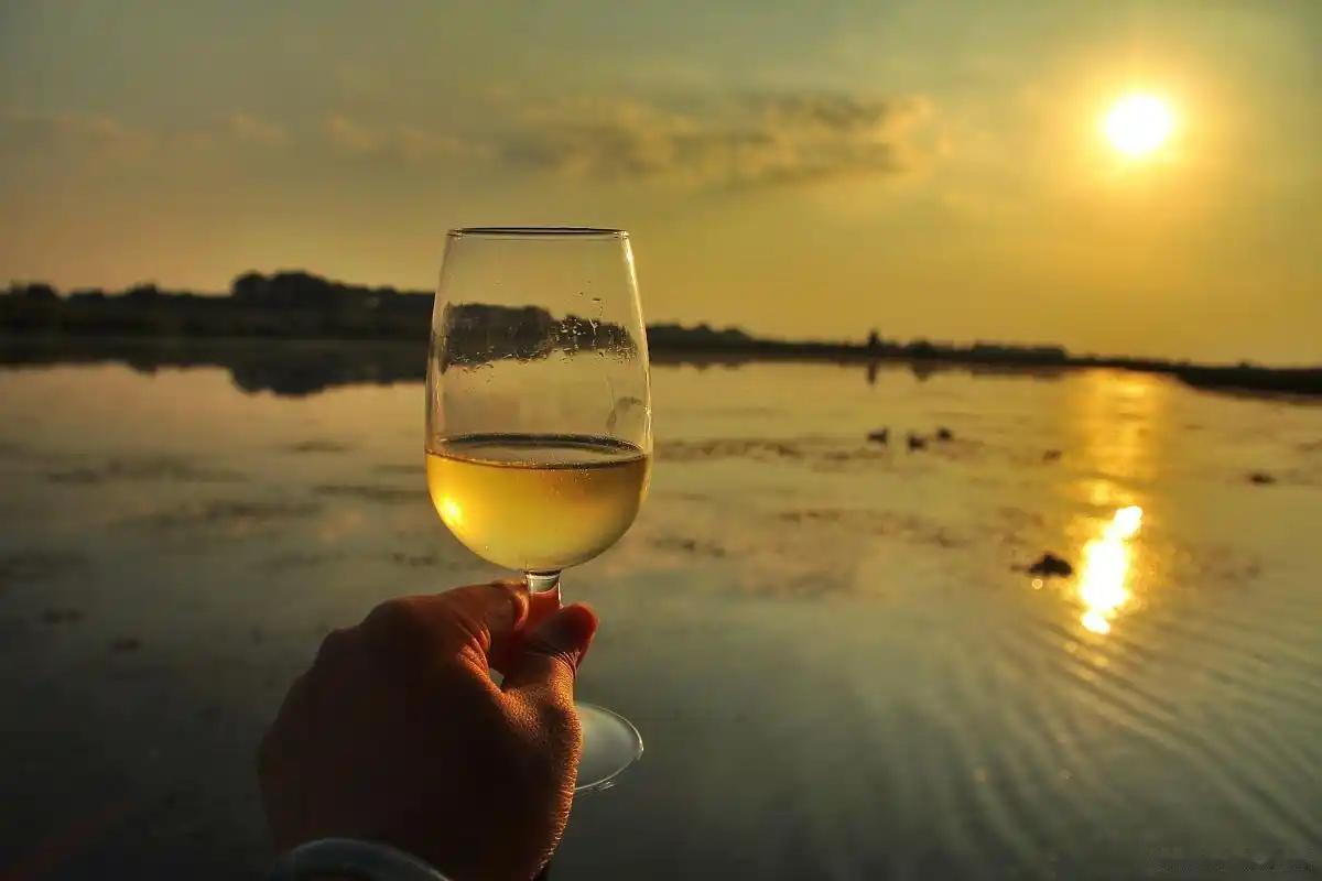 半盏清茶听夜雨，诚邀下联
下联：一杯浊酒邀明月。