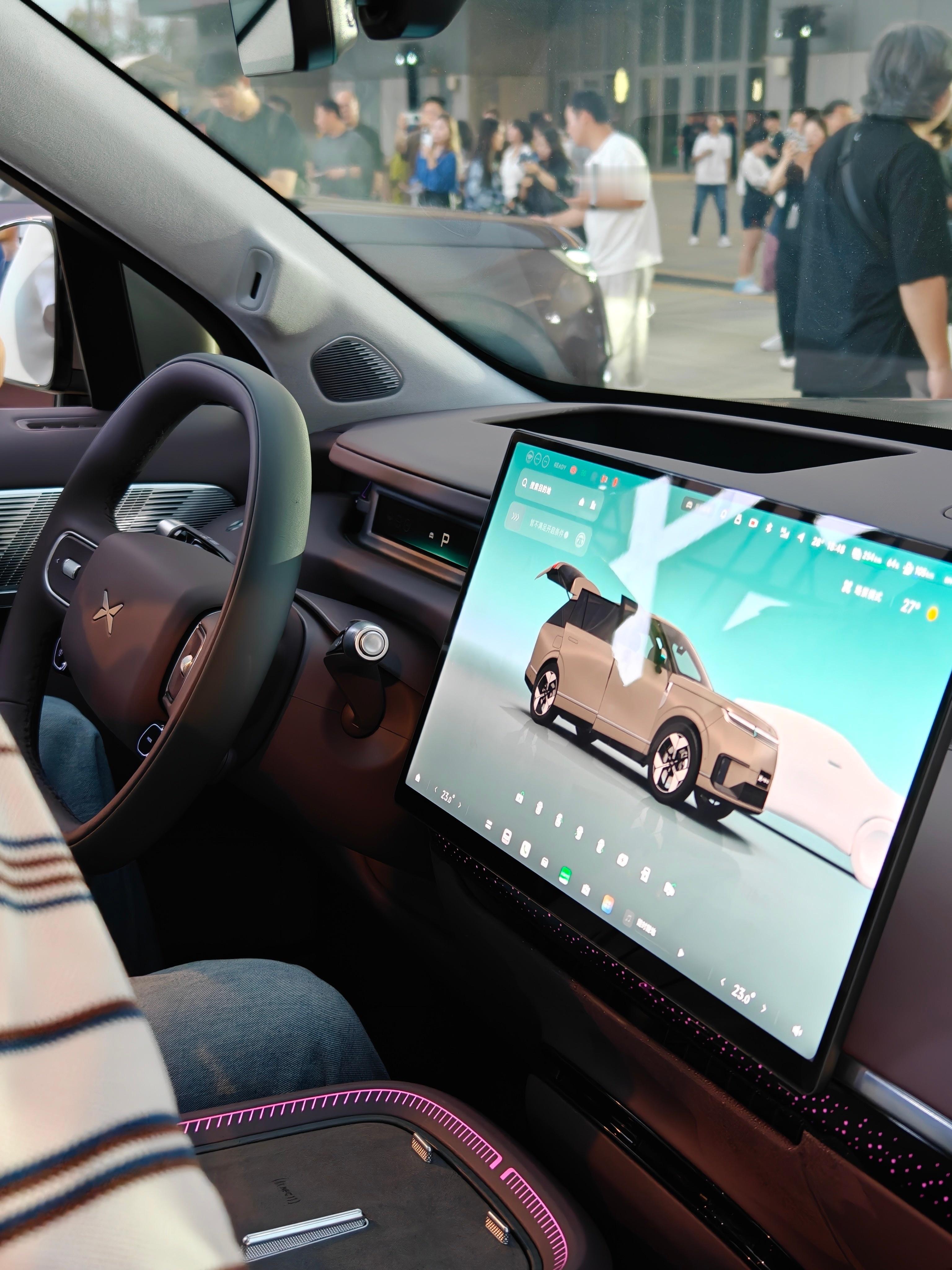 来看看小鹏GX新科技旗舰技术发布会，这次车机质感提升不少呀，门把手也终于改掉了新