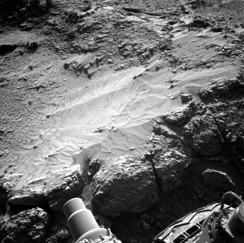 【首批图像传回，好奇号初探火星箱状结构地形】5 月 23 日消息，科技媒体 sc