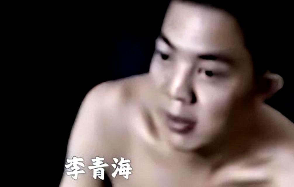 一个见人就笑的老实人，突然在十分钟内杀了13口人，包括一个两岁的孩子。
他口袋里