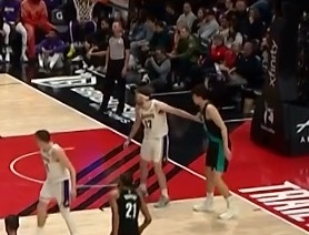 杨瀚森怎么老站在这无关紧要的地方啊 ？ 你主动点啊 湖人vs开拓者