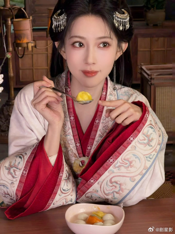 孟子义元宵没放假孟子义元宵没放假在剧组吃汤圆过元宵呀，希望咱们的孟姐也能够元宵快