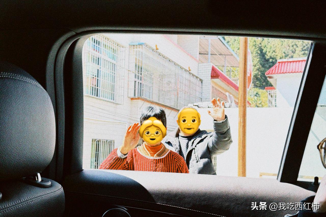 今年过年很热闹，爷爷奶奶的三个子女都跋山涉水回到小山村来一起过年。大家一起打羽毛