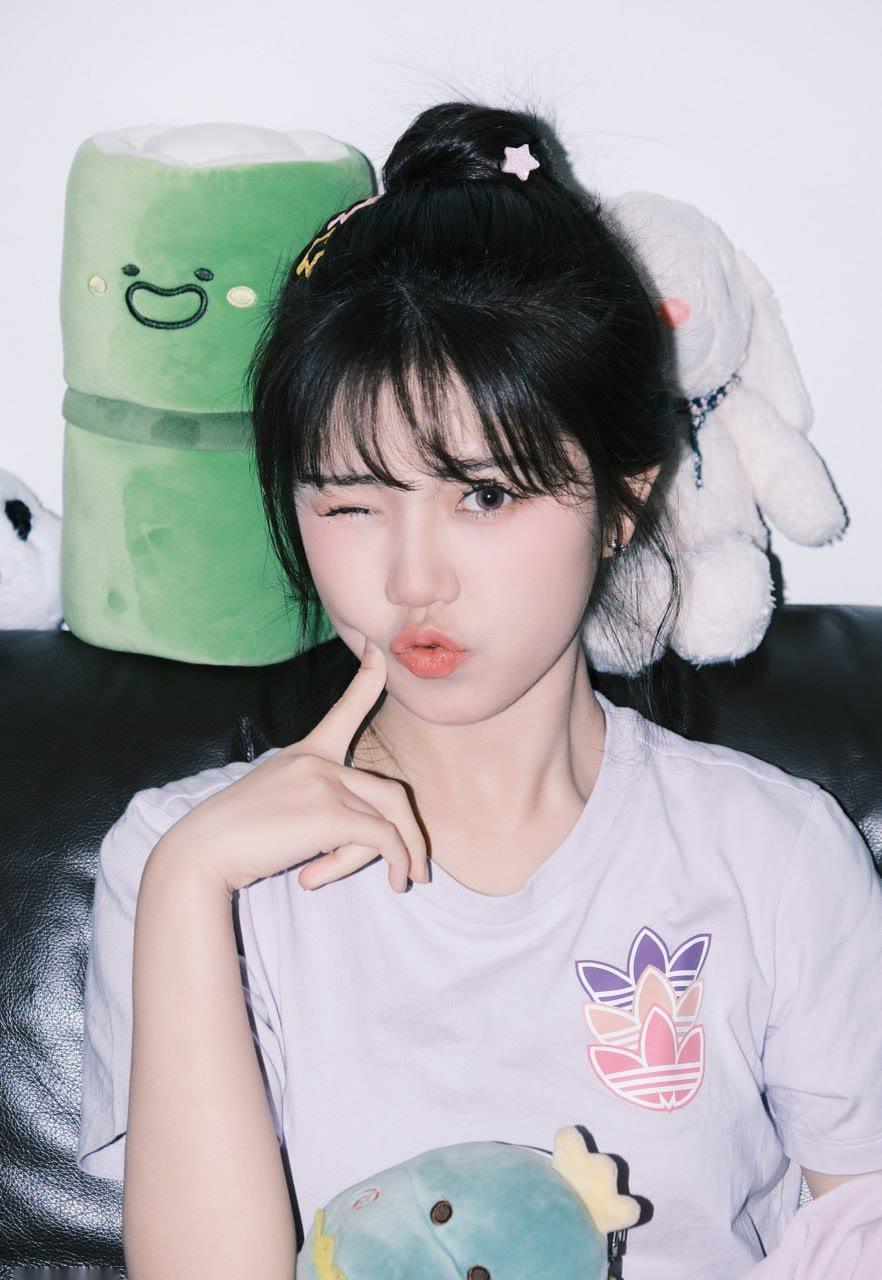 粉面含春威不露，丹唇未启笑先闻。