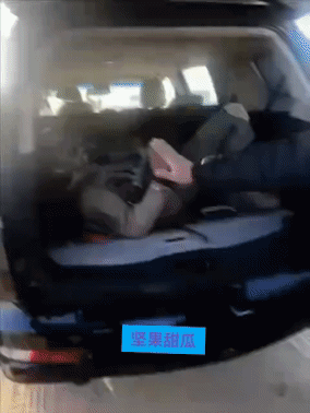 科威特人不待见美国大兵，F15坠毁，弹射两名飞行员，一名受伤的美国军方飞行员直接