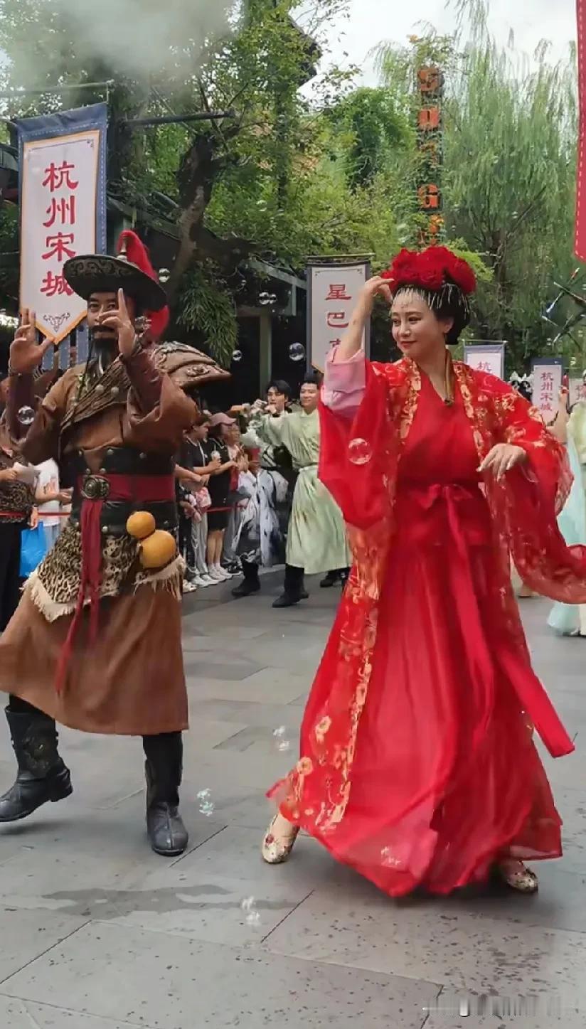 60后女星翁虹再度呈现经典猫妖造型，动作灵动，状态极佳！这般认真的态度实在是太敬