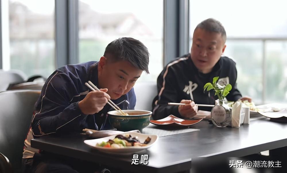 别以为国乒教练只会挥拍子。
王皓和马琳，两大金牌教练，最近拍了个牛肉面广告。