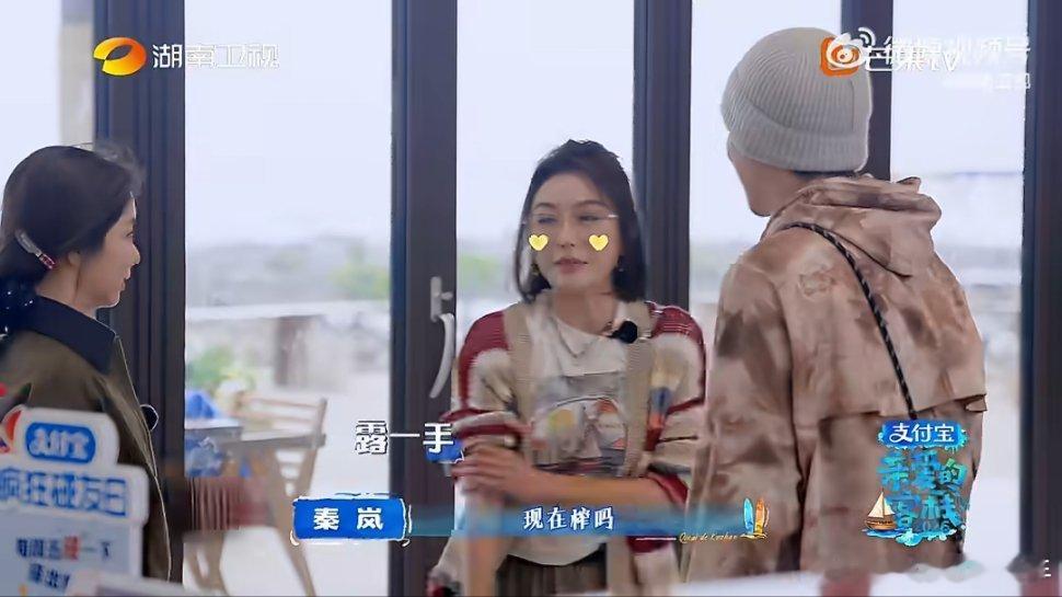 何炅也被秦岚的榨汁呛到了谁来客栈都逃不过岚姐牌榨汁，就连何老师也不例外，一口下去