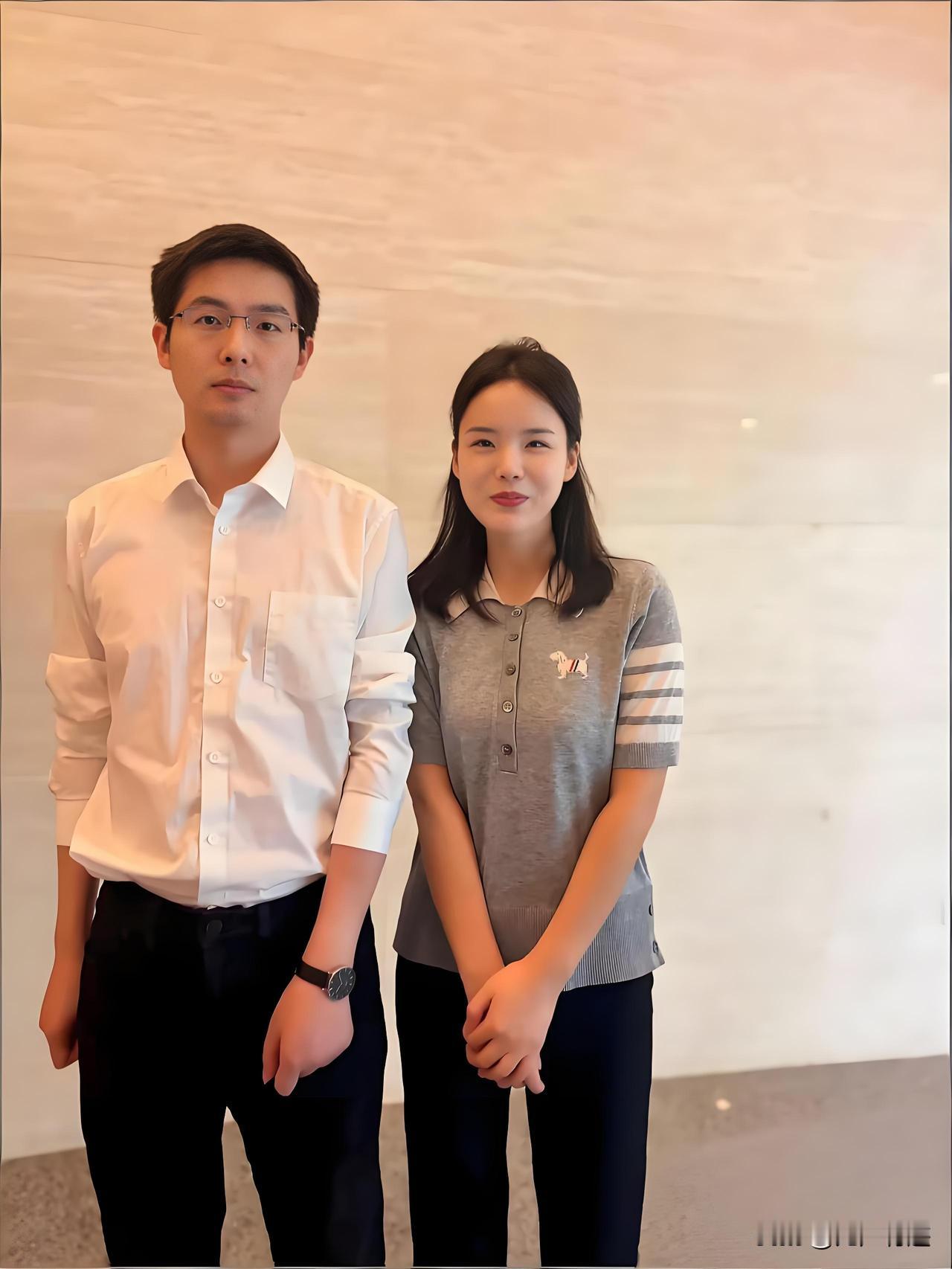 王兴兴这么避嫌的吗？这个姿势感觉有点太拘束太规矩了，不过呢很符合大众认知的理科男