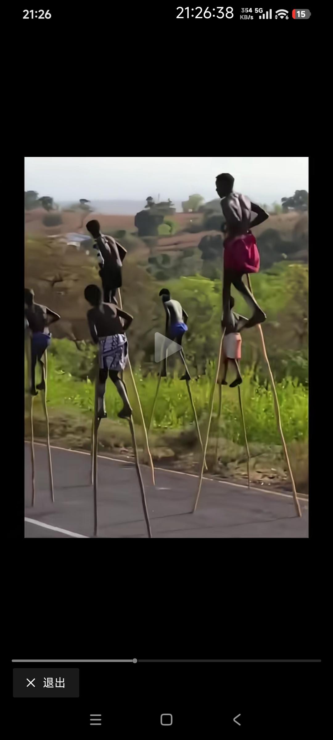 埃塞俄比亚班纳部落的牧羊人踩高跷

他们踩高跷已经有几百年历史，但他们至今依然没