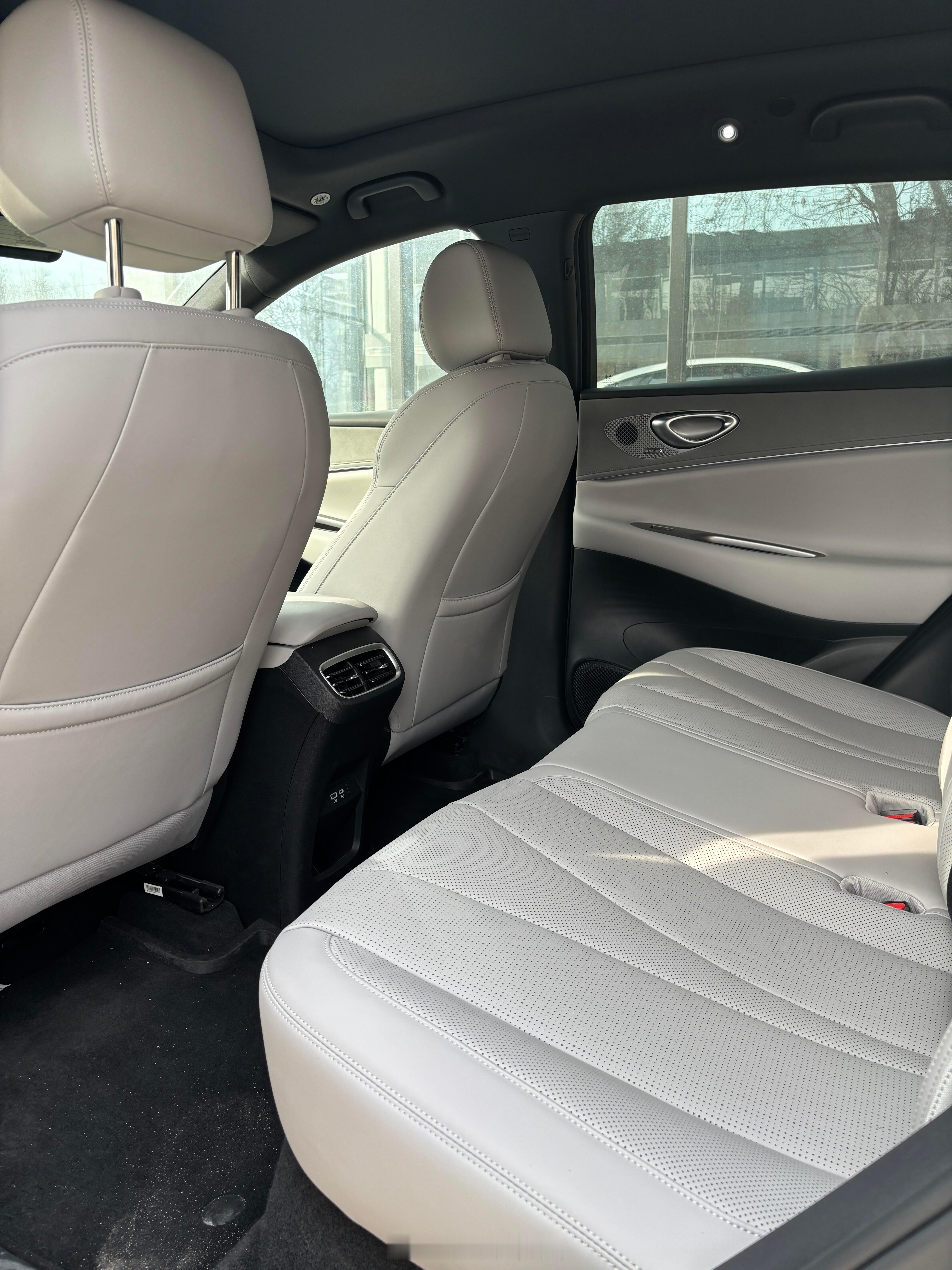 支持V2L对外放电，最大功率6.6kW，露营时能给电烤炉、投影仪供电，户外用电自