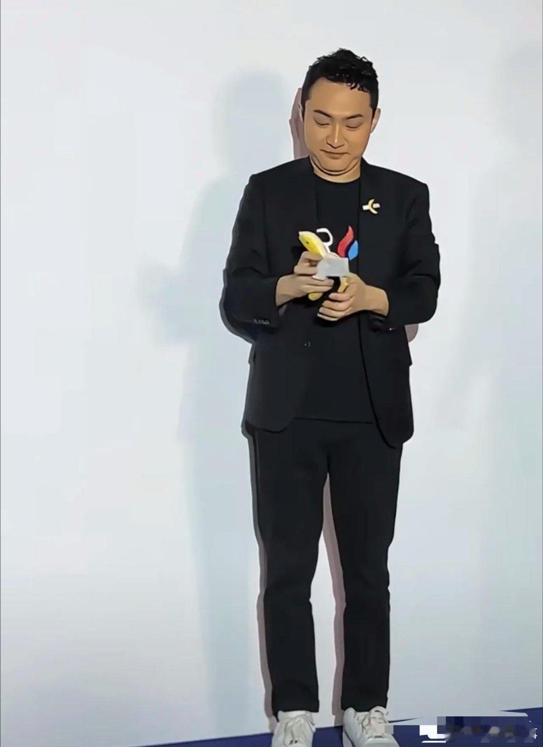 孙割一觉醒来天塌了，不是他出现了经济危机，而是各行各业，都在打假他小作文里写的那
