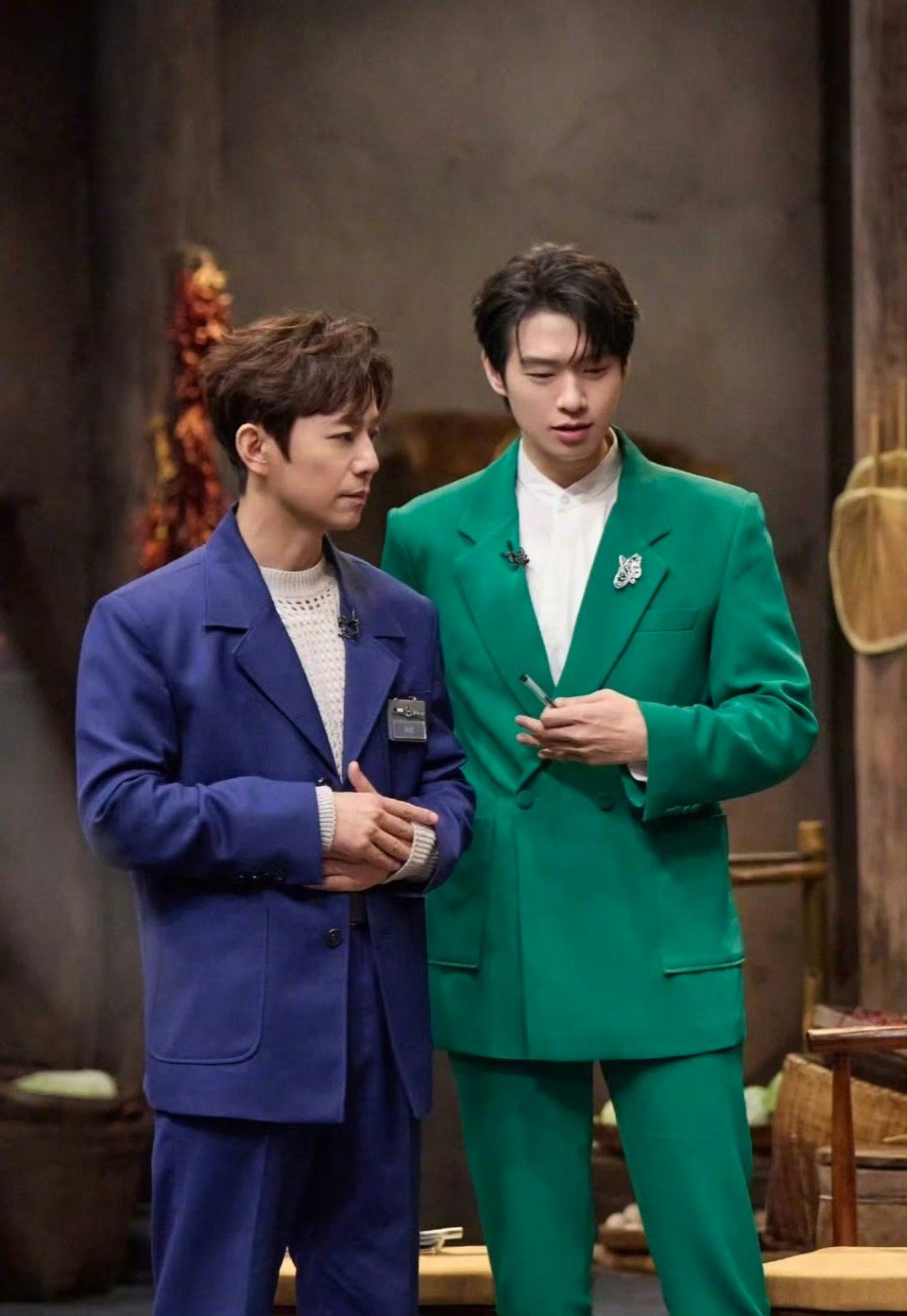 何炅是魏大勋的圈内疯友 果然时间沉淀的友情最珍贵，魏大勋把何老师列为圈内疯友，一