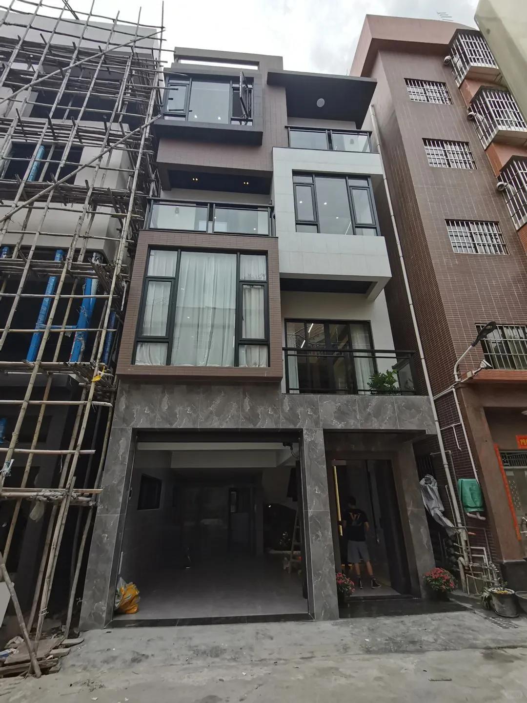 广东一男子花费300W，盖的四层自建房，外观高级，室内奢华，让人羡慕！
这是1栋